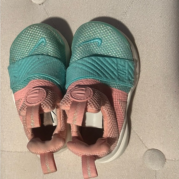 Nike 5C pink and green toddler tennis shoes - Picture 1 of 2